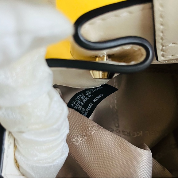 NWT Micheal Kors Rosie Small Ring Bucket Shoulder/Crossbody Bag with Dust bag. - Picture 8 of 15